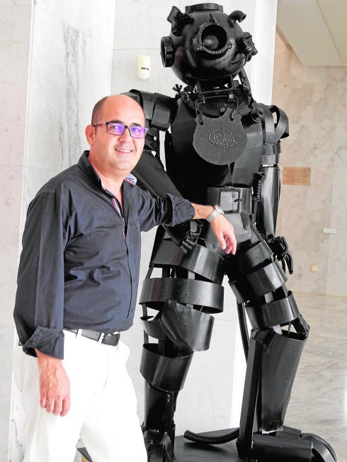 Miguel Martínez, junto a una estatua de hierro obra de Fernando Sáenz de Elorrieta.