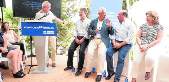 Ramón Luis Valcárcel, en el atril, se dirige al ministro de Justicia, Rafael Catalá, durante su intervención en la intermunicipal del PP celebrada ayer en Mazarrón. Junto a Catalá, Javier Arenas, Pedro Antonio Sánchez e Isabel Bonig.
