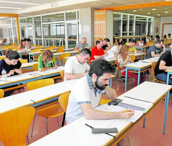 Alumnos de la Universidad Nacional de Educación a Distancia, durante un examen final de junio, en una fotografía de archivo.