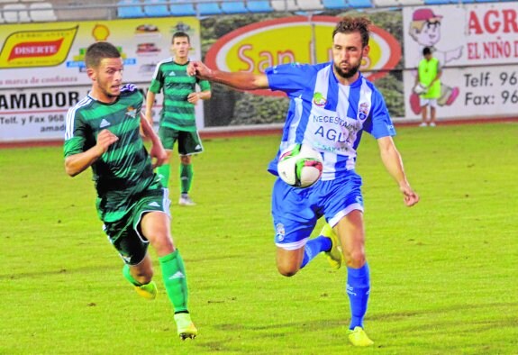 Alcántara se prepara para despejar el balón, ayer, en presencia de un jugador del Betis B. 