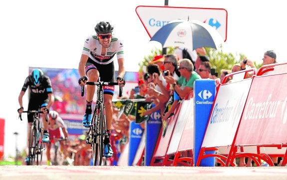 Dumoulin cruza el primero por la meta con Froome detrás. 