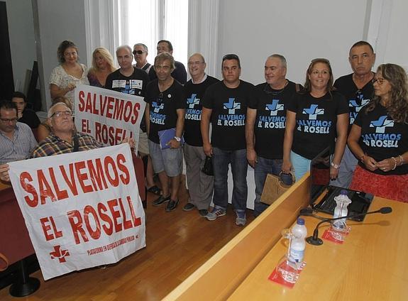 Activistas de la plataforma ciudadana 'Salvemos el Rosell', durante una rueda de prensa en el Palacio Consistorial en agosto. 