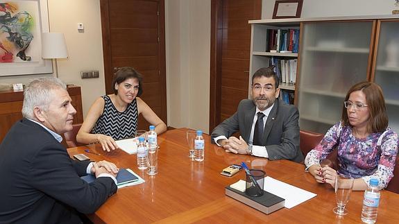 La consejera de Sanidad, el alcalde de Cartagena y la vicealcaldesa, en la reunión mantenida ayer por la mañana.