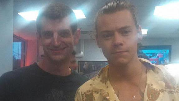 Harry Styles, de One Direction, baja a comprar hamburguesas en pijama