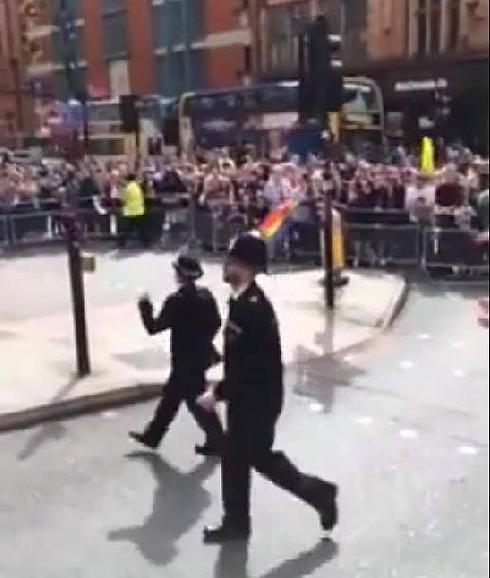 Una instantánea de la grabación en la que se muestra a la inspectora Prest justo antes de arrancarse a bailar 'Footloose'. 