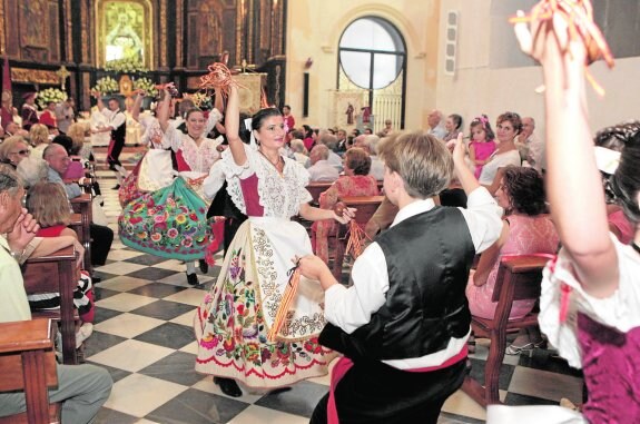 Un grupo folclórico baila la jota lorquina a los pies de Santa María la Real de las Huertas en su santuario.