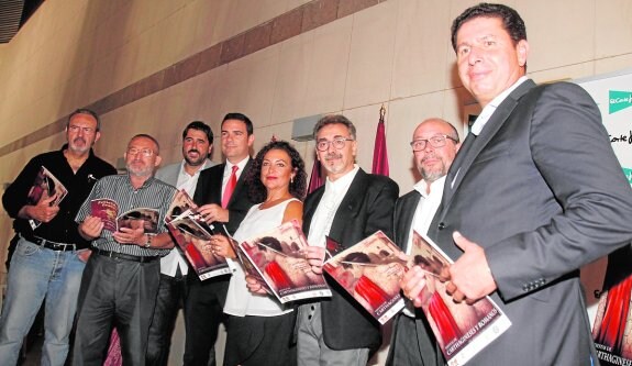 Autoridades y festeros, durante la presentación de la revista oficial de las fiestas. 