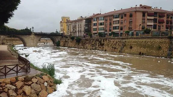 Espuma en el río Segura a su paso por Murcia.