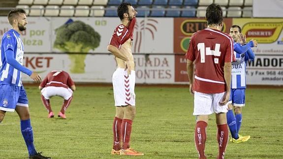 Los jugadores del Real Murcia se lamentan al final del encuentro. 