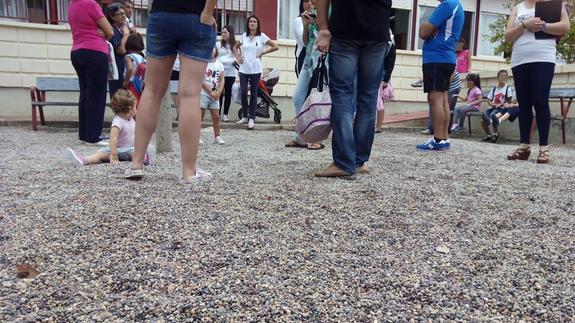 Alumnos y padres del colegio Virgen de Guadalupe, a las puertas del centro, ante la imposibilidad de iniciar las clases en las aulas encharcadas.