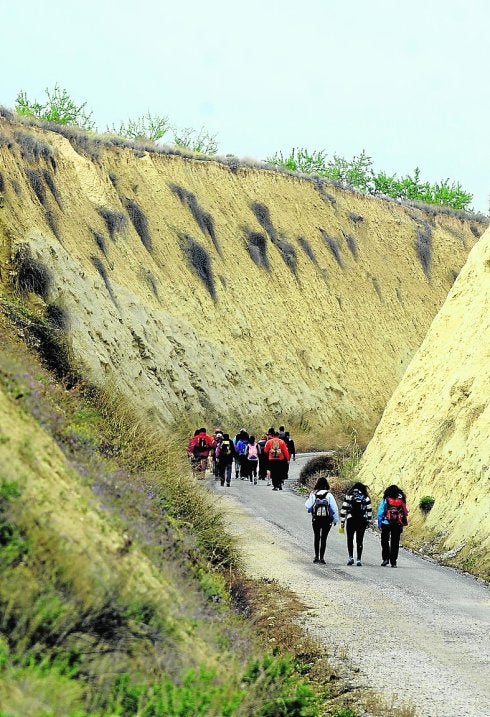 Senderistas recorren la vía verde del Noroeste. 