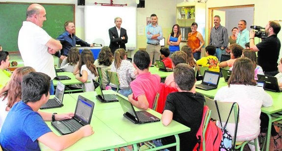 El secretario de la Consejería de Educación, Manuel Marcos Sánchez, ayer en un aula del colegio caravaqueño La Santa Cruz. 