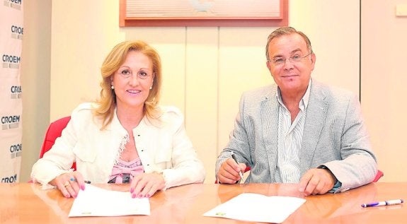 Soledad Díaz y Patricio Valverde, ayer, tras firmar el convenio. 