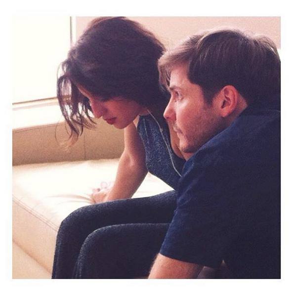 María Valvere acompañada del actor Daniel Brühl durante el set del nuevo vídeoclip de  'Cualquier otra parte' de Dorian. 