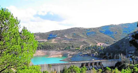 El embalse de Entrepeñas, en la cabecera del Tajo, tiene ahora 121 hectómetros y está al 15%. 