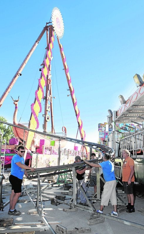 Montaje de atracciones, ayer, en el recinto ferial. 