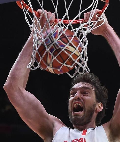 Uno de los mates de Pau Gasol durante el partido España-Francia del Eurobasket 2015. 