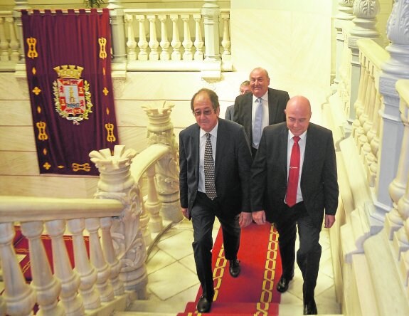 De Mateo (d) con otros directivos de Lhicarsa, ayer en el Palacio Consistorial. 