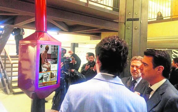 El ministro Juan Manuel Soria observa una farola de la empresa 'iUrban' en la última edición de Fitur. 