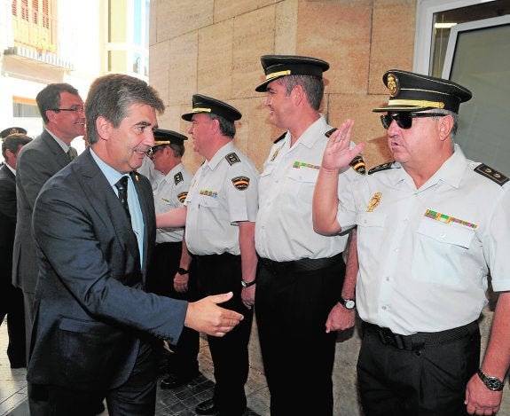 Cosidó saluda a los mandos policiales, a su llegada ayer a Murcia. 