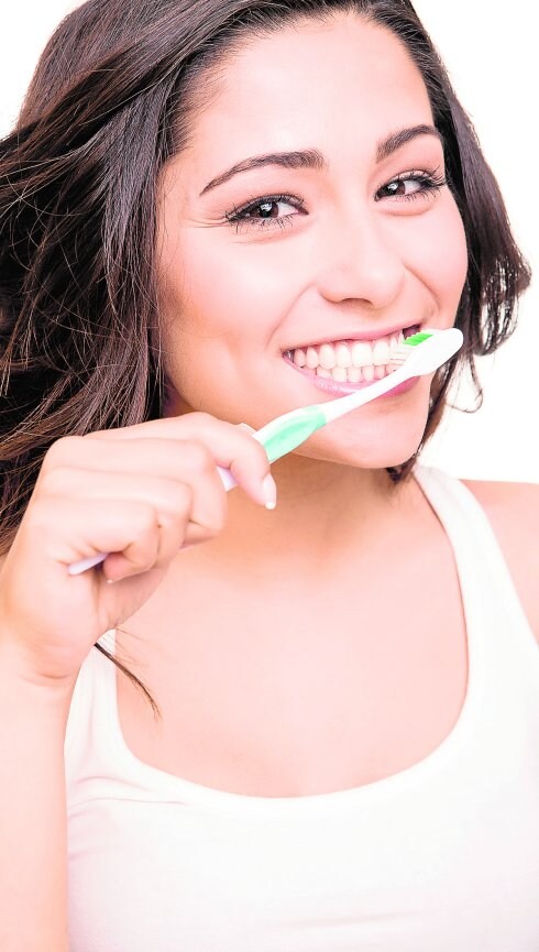 Una correcta higiene contribuye a mantener una boca sana. :: LV
