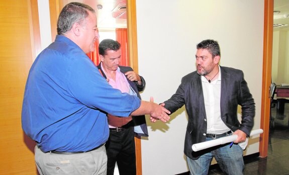El consejero Bernabé saluda a Miguel Sánchez junto a Juan José Molina, ayer, en la Asamblea