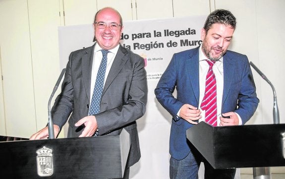 El presidente Pedro Antonio Sánchez y el portavoz de C's, Miguel Sánchez, ayer en la firma.