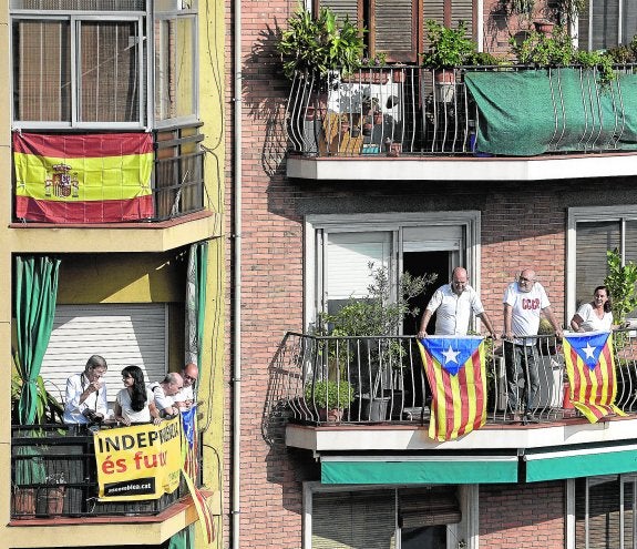 Banderas independentistas colgadas en balcones de Barcelona, donde también puede verse alguna enseña nacional. :: josep lago / afp