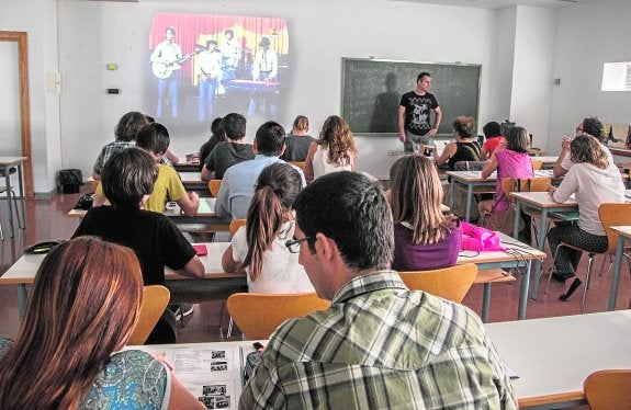 Alumnos de la UNED, aprendiendo en inglés al ritmo del cuarteto The Beatles. 