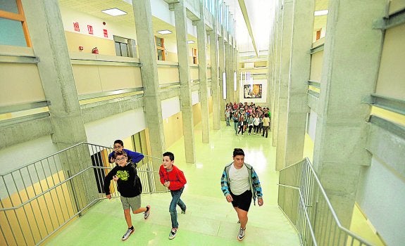 Los alumnos del instituto Ros Giner recorriendo ayer las nuevas dependencias. 