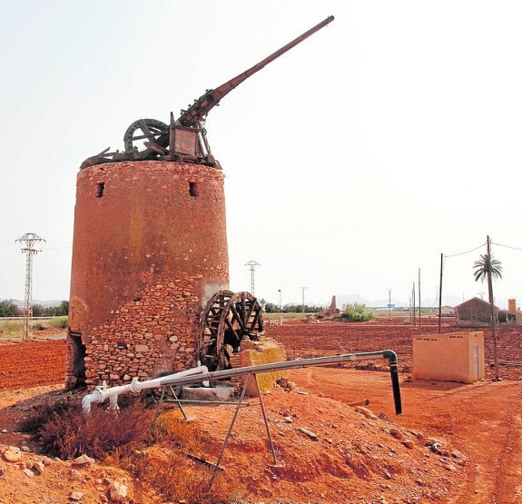 Molino de viento en ruinas, en el Campo de Cartagena. 