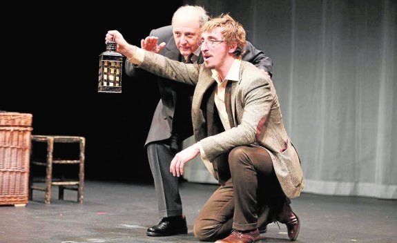 Emilio Gutiérrez Caba e Iván Massagué, en una escena de la obra 'La mujer de negro', que se representará en el Teatro Guerra. 