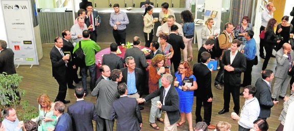 Los asistentes al Foro Innova charlan animadamente durante uno de los recesos de las ponencias, en el Archivo General de Murcia.