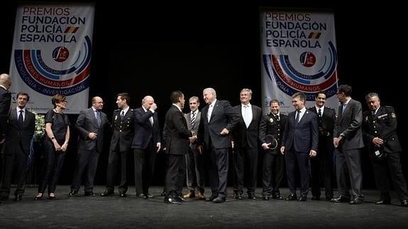 Foto de familia de los premiados, este miércoles en el Romea. 