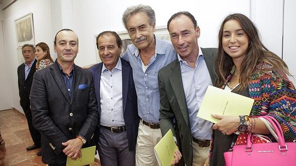 Pedro Cano (centro), rodeado de amigos, este sábado en una de las exposiciones.