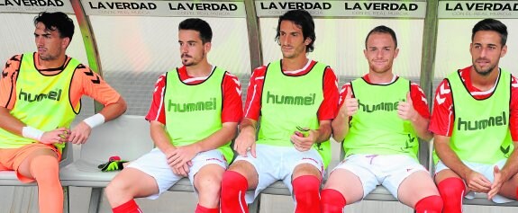 El banquillo grana del pasado sábado ante el Linares, con Simón, Rafa de Vicente, Fran Moreno, Isi y Javi López. 