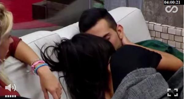 Captura del beso entre Raquel y Suso.