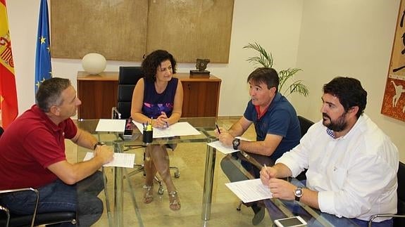 La consejera María Dolores Pagán durante la reunión con miembros de Protección Civil. 