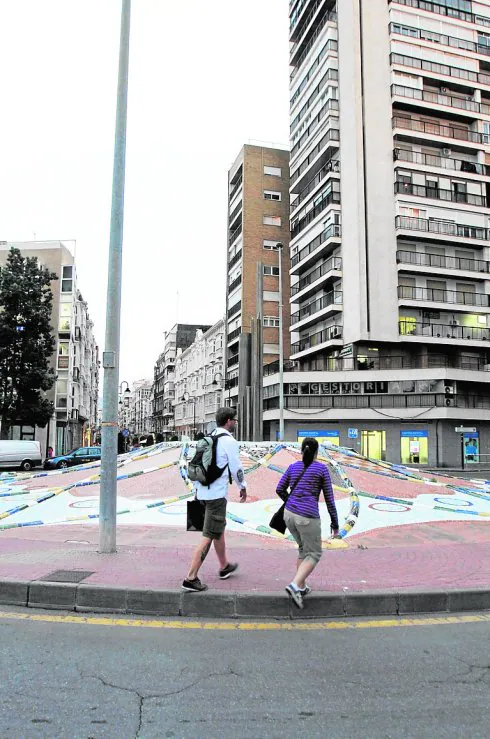 Rotonda entre la Calle del Carmen y la Plaza de España.