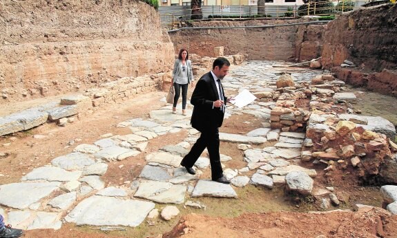 El alcalde, José López, y la vicealcaldesa, Ana Belén Castejón, inspeccionan el yacimiento de la Plaza de la Merced. :