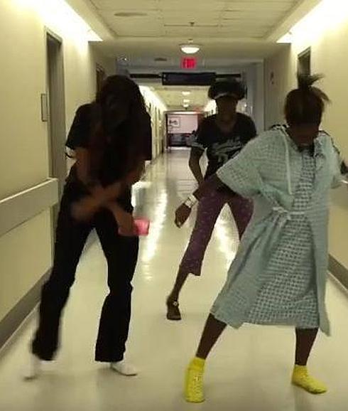 Una embarazada baila para olvidar las contracciones