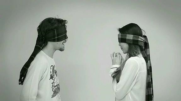 Experimento social del primer beso a ciegas triunfa en Youtube