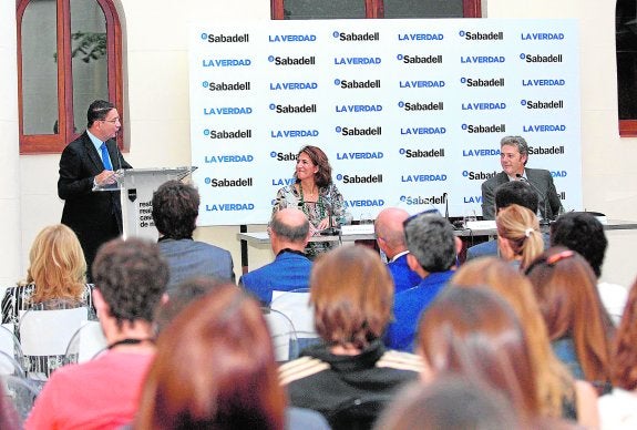 Taleb Rifai, durante su conferencia, en presencia de Isabel María Borrego y Alberto Aguirre de Cárcer. 