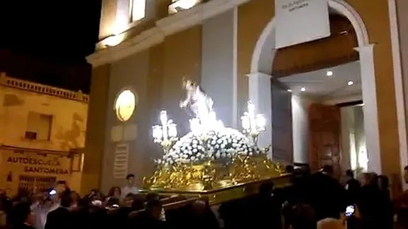 Imagen de la talla de la Virgen del Rosario cayendo desde el trono. 