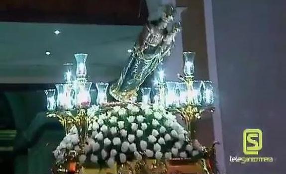 Imagen de la talla de la Virgen del Rosario de Santomera cayendo desde el trono, este miércoles por la noche, cuando iba a entrar a la iglesia después de procesionar por el municipio.