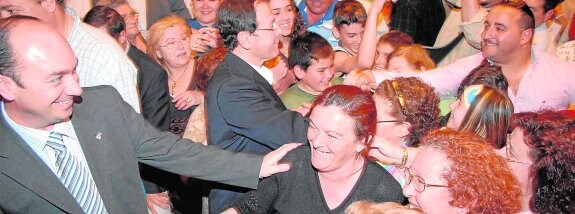 López Rejas y el exalcalde Cámara, recibiendo felicitaciones de los vecinos que participaron en una marcha a favor del plan para reconstruir el barrio en 2006. 
