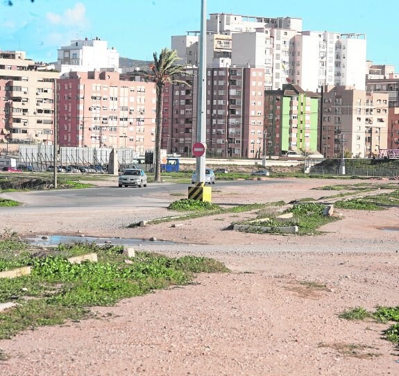 Terrenos del Plan Rambla, con varios edificios de la calle Luis Calandre al fondo. 