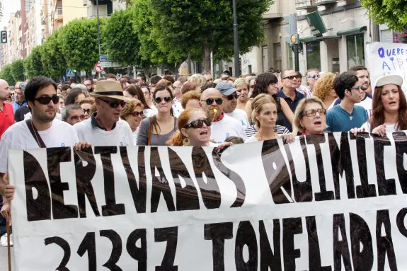 Manifestantes con una pancarta contra Derivados Químicos, en la protesta que convocó la Plataforma Aire Limpio el pasado domingo. 