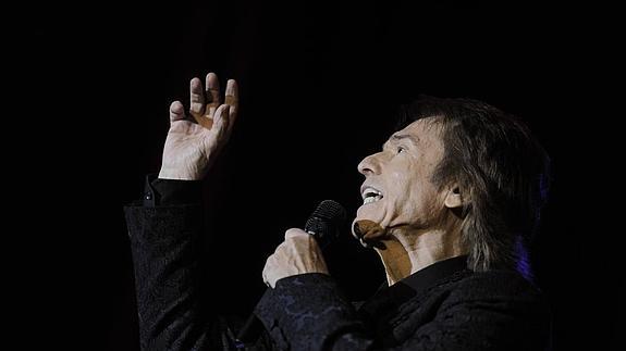 Raphael durante el concierto en la plaza de toros de Murcia. 