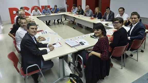 Un momento de la reunión de los candidatos del PSOE al Congreso y al Senado por Murcia, celebrada este sábado en la sede del partido.